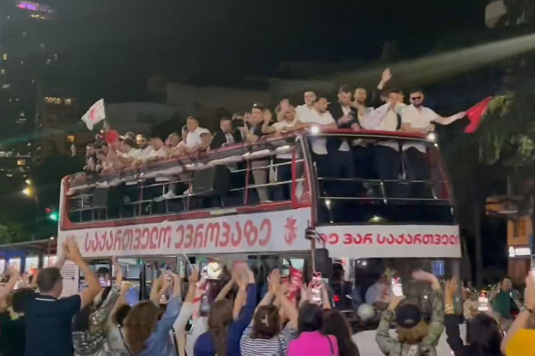 Ludilo u Tbilisiju: Hiljade navijače dočekalo reprezentaciju Gruzije, premijer pobegao sa bine nakon zvižduka (VIDEO)
