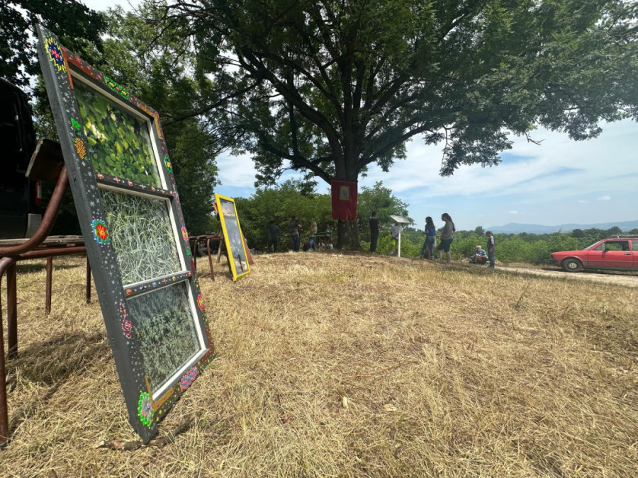 Nenad se vraća u rodno selo da bi ispoštovao stari srpski običaj: Sa meštanima se moli ispod drveta oskoruše (FOTO)