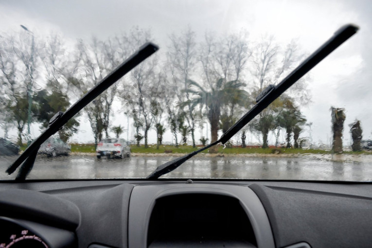Kiša pljušti, a vama brisači brljaju šoferku: Zamenite ih brzo i jednostavno bez auto-mehaničara (VIDEO)