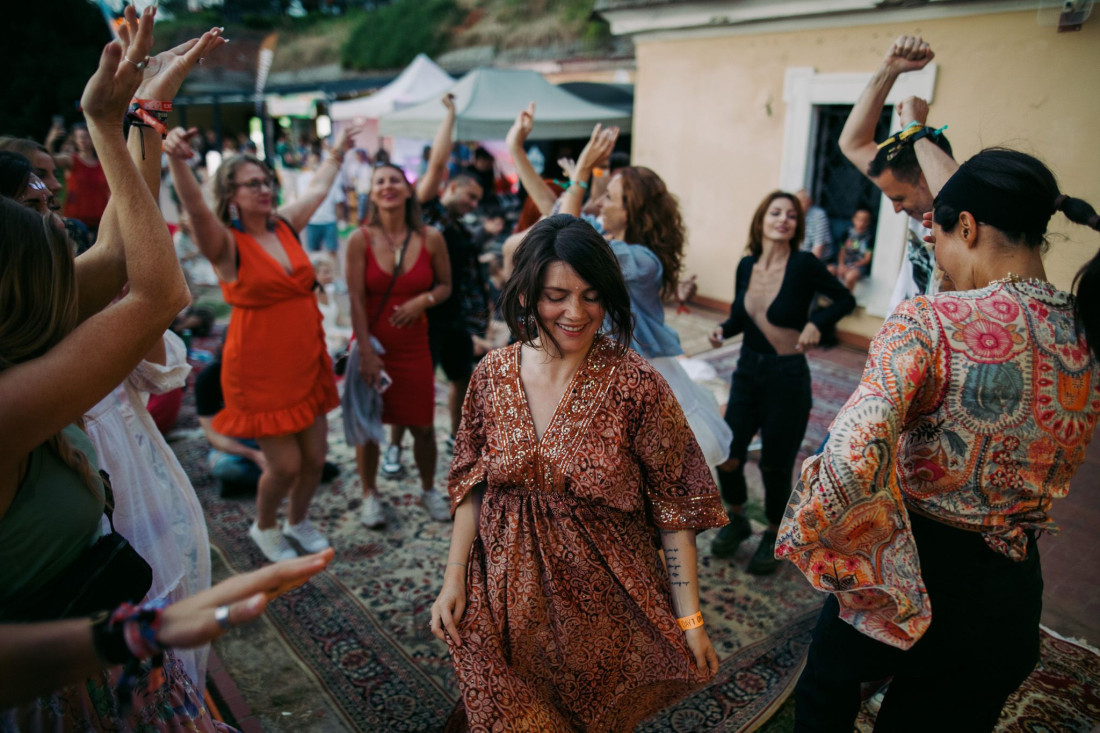 Isceliteljske vibracije i ples koji manifestuje ljubav: Exitova oaza svesne muzike poziva publiku na dublje jedinstvo