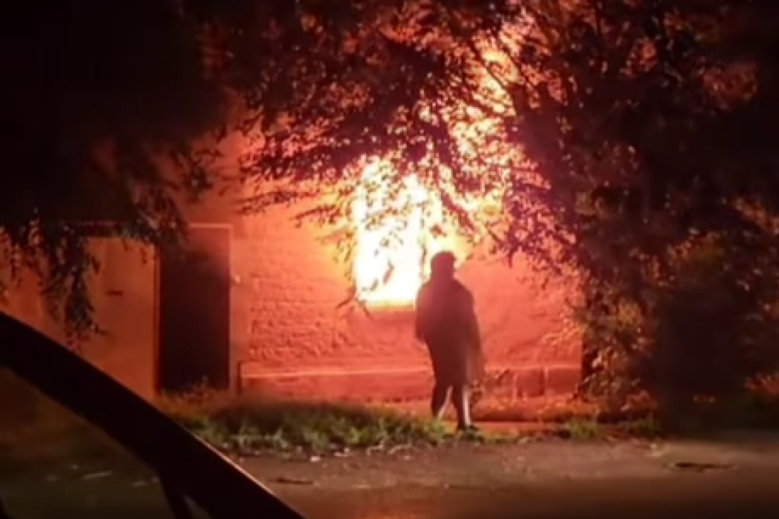 Užas u Pančevu! Izbio požar u porodičnoj kući: Članovi domaćinstva na ulici gledaju kako im vatra "guta" dom (VIDEO)