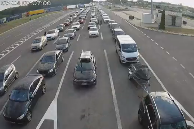 I po pet sati se čeka na granicama! (FOTO)