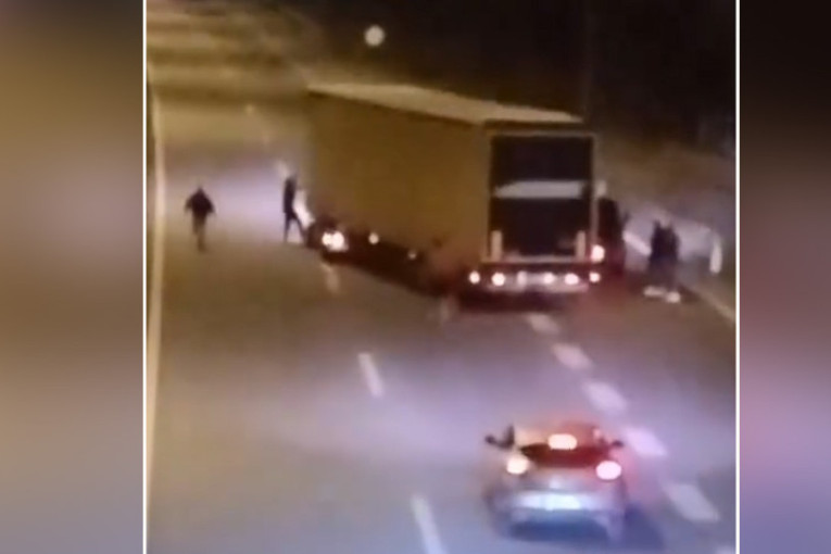 Obračun na auto-putu kod Novog Sada! Muškarac se penje na kabinu kamiona, vozač daje gas! Pogledajte (VIDEO)