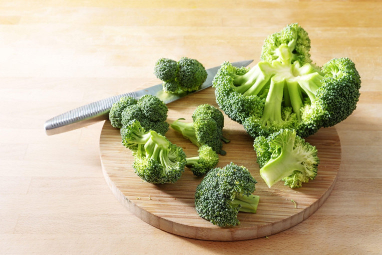 Nećete verovati koliko je lako: Trik za seckanje brokolija štedi vreme i smiruje nervozu (VIDEO)