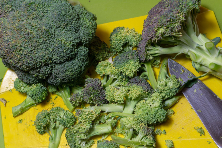 Nećete verovati koliko je lako: Trik za seckanje brokolija štedi vreme i smiruje nervozu (VIDEO)