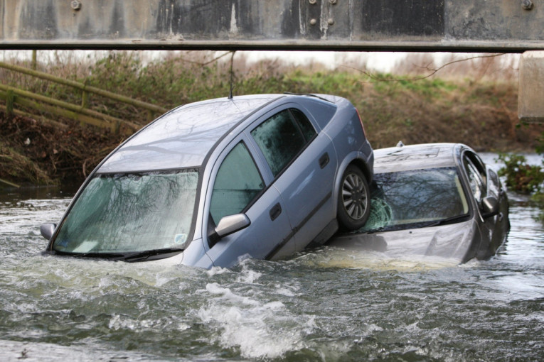 Zlu ne trebalo: Kako da izbegnete tragediju ako vam automobil sleti u vodu