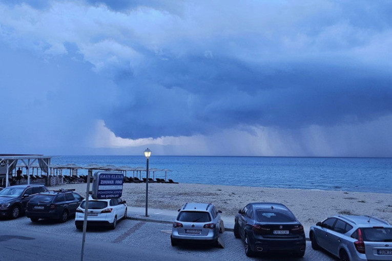Nevreme tutnji Grčkom: "Pijavica" u Sartiju, munje paraju nebo a morem odzvanja grmljavina (FOTO)