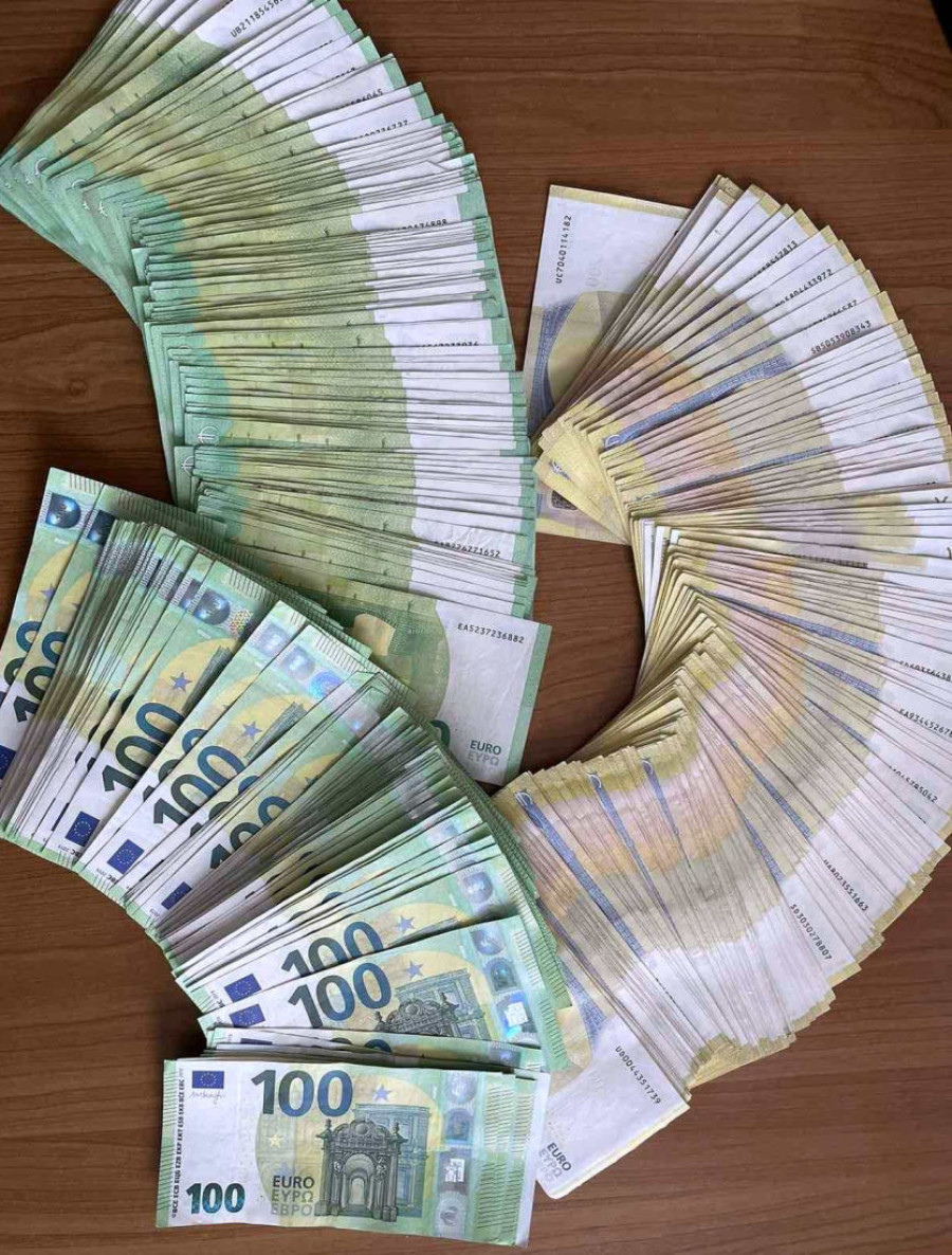 Bogato u gaćicama i brusu: Pogledajte kako sve pršti u donjem vešu misteriozne Turkinje (FOTO)