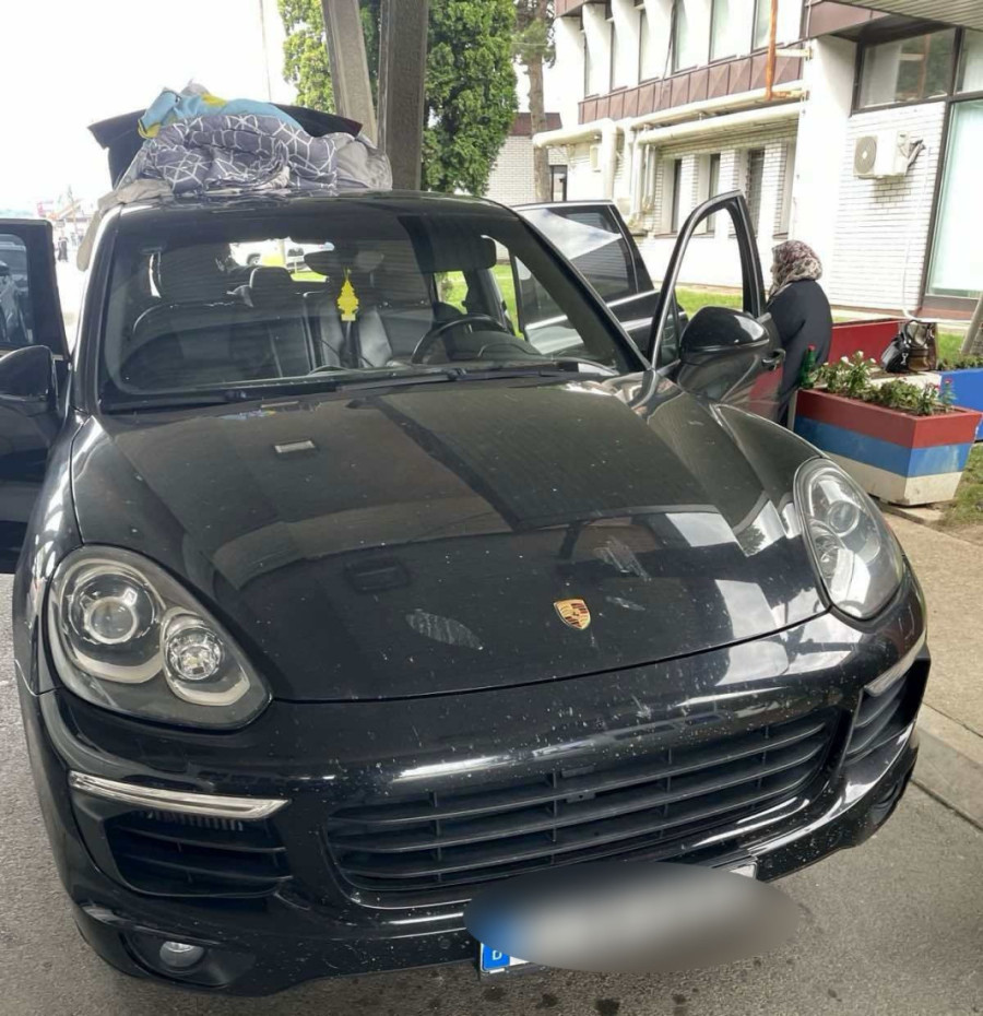 Bogato u gaćicama i brusu: Pogledajte kako sve pršti u donjem vešu misteriozne Turkinje (FOTO)