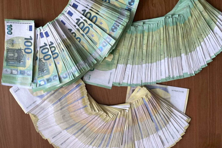 U donjem vešu i grudnjaku krila 56.800 evra: Carinici sprečili pokušaj krijumčarenja novca (FOTO)