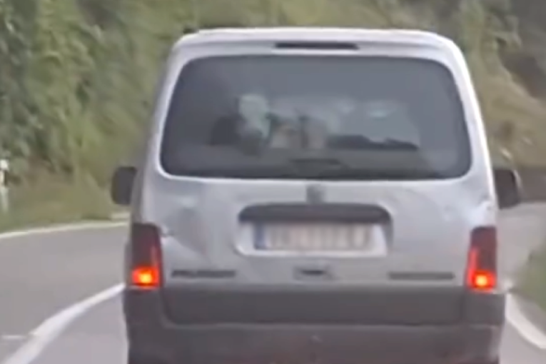 Hit scena na srpskim putevima: Jeste li videli nekada da neko prevozi ovo u svojim kolima? (VIDEO)
