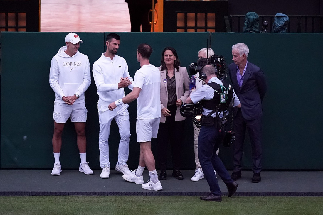 Noletov potez za divljenje! Đoković iz svlačionice došao na Centralni teren da se pokloni Endiju Mareju! (FOTO)