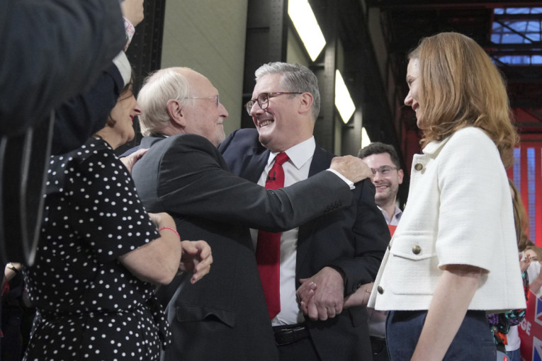 Ko je Kir Starmer, budući premijer Velike Britanije: Rođeni Londonac, proglašen vitezom, navijač Arsenala... (FOTO/VIDEO)