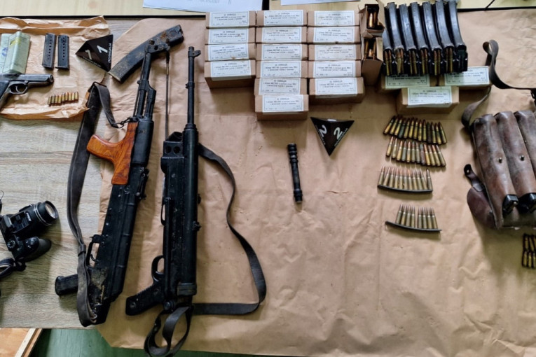 Dve automatske puške, pištolj, nastavak za tromblon i 1.153 metka: Rumljanin uhapšen zbog oružja
