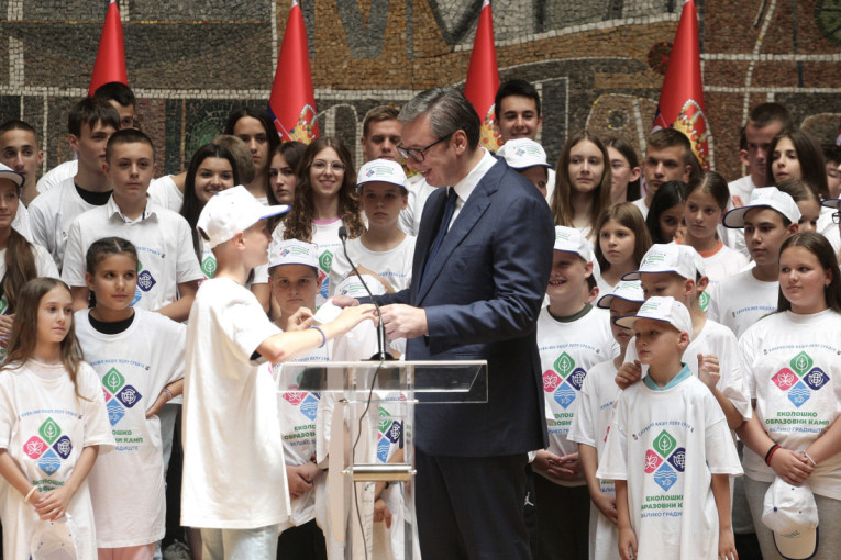 Predsednik Vučić sa decom srpske nacionalnosti iz regiona i dijaspore: "Hvala vam što volite svoju Srbiju"