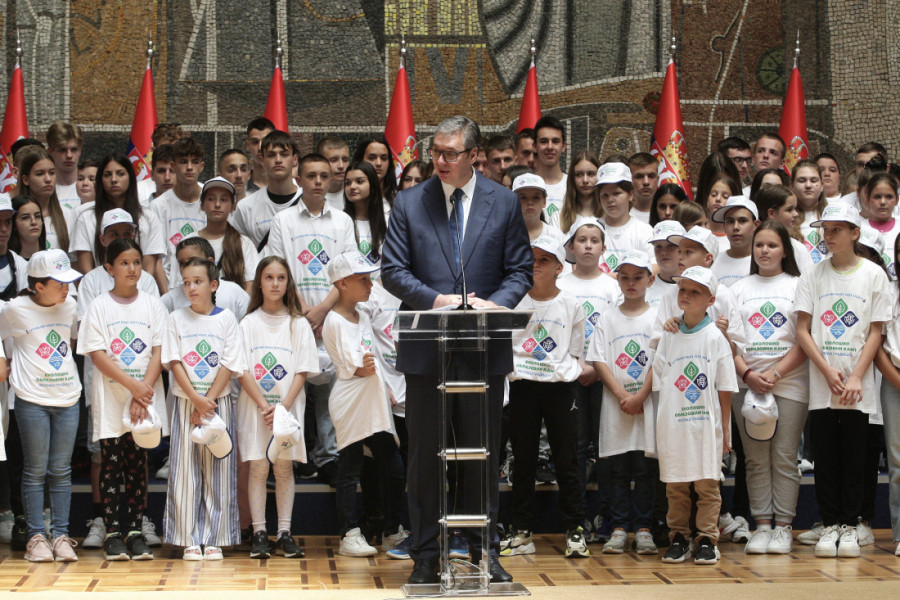 Predsednik Vučić sa decom srpske nacionalnosti iz regiona i dijaspore: "Hvala vam što volite svoju Srbiju"