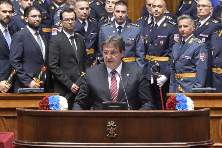 Gašić na proslavi povodom završetka školovanja oficira VS: Srbija ceni ljude koji ulažu u svoje znanje da bi bolje služili otadžbini (FOTO)