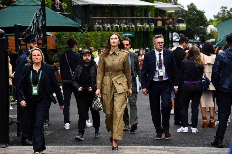 Lepa Maša ušetala na Vimbldon: Umesto na teren i lopticu, svi su gledali u bivšu teniserku (FOTO)