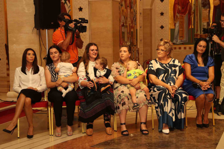 Ove majke su heroine Srbije! Premijer Vučević im poručio: Sve je prolazno samo je Srbija večna! A da bi bila večna potrebna su joj deca!