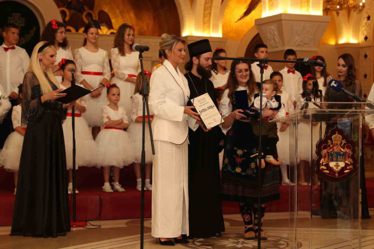 Ove majke su heroine Srbije! Premijer Vučević im poručio: Sve je prolazno samo je Srbija večna! A da bi bila večna potrebna su joj deca!