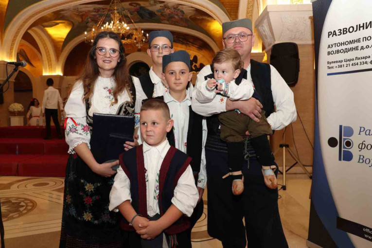 Svaka čast majko četvoro dece! Aleksandra je srpska heroina koja gaji 4 sina na Kosovu i Metohiji: Teško jeste, ali se svi trudimo! (VIDEO)