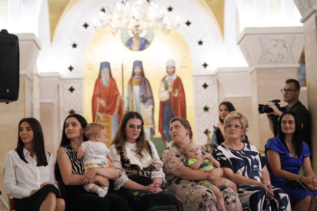 Vučević na dodeli ordena majkama sa troje i više dece: Demografija ključ svega (FOTO)