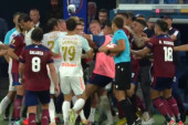 Fudbaleri Zvezde gledali masovnu tuču: Veliki skandal u Rusiji, napadnut i sudija (VIDEO)