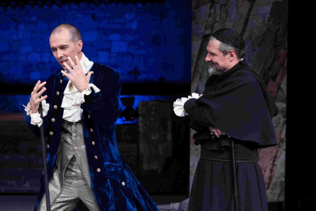 Kako se nekada živelo u Budvi: Održana premijera predstave „Natpop Kojović“ (FOTO)