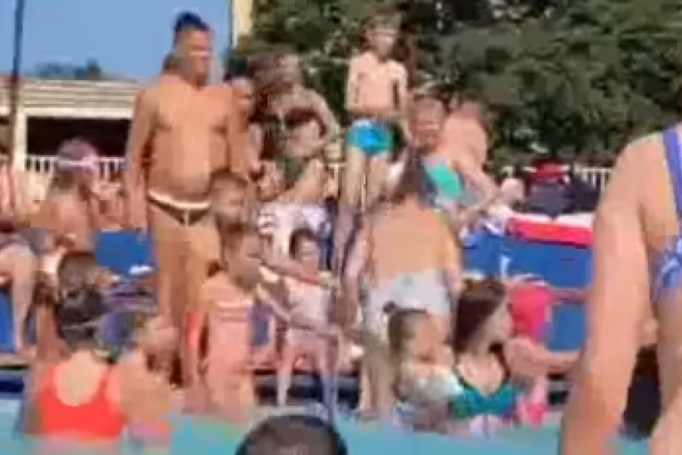 Strašan napad na bazenu u Novom Sadu: Tinejdžerka udarala pesnicama ženu sa detetom u rukama! (VIDEO)