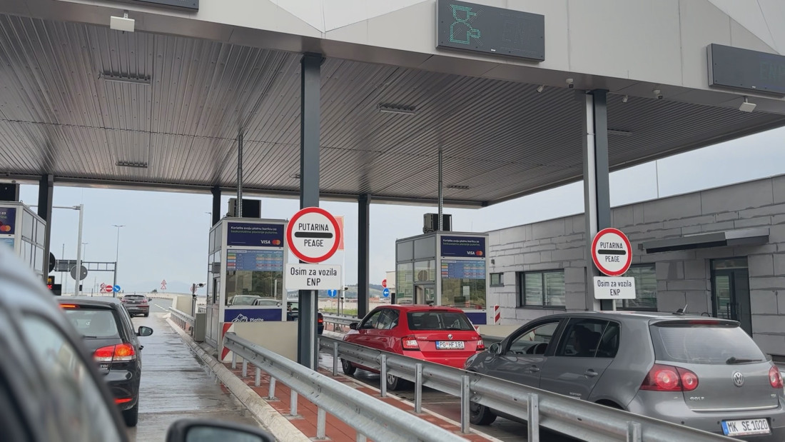Čekamo dugo, samo da se dokopamo auto-puta: Gužve na graničnom prelazu sa Crnom Gorom (FOTO)