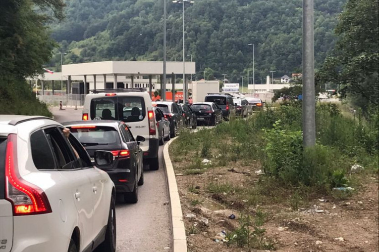 Čekamo dugo, samo da se dokopamo auto-puta: Gužve na graničnom prelazu sa Crnom Gorom (FOTO)