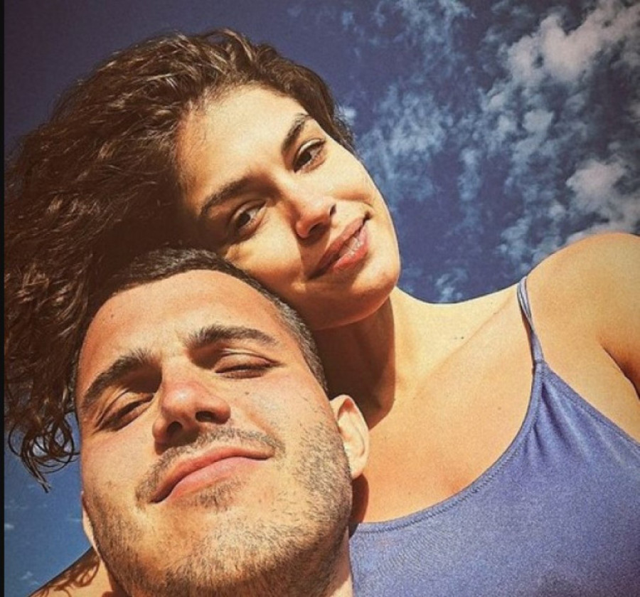 Viktor Živojinović u zagrljaju devojke: Fotografisali se u ovom prevoznom sredstvu, osmeh ne skidaju sa lica (FOTO)