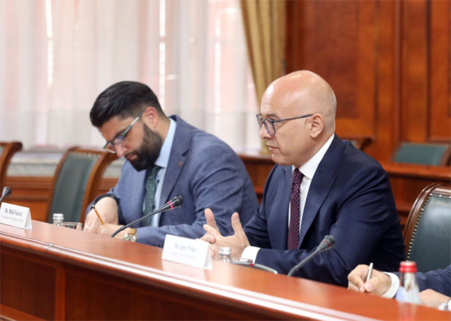 Premijer Miloš Vučević sa rektorom Univerziteta Bokoni o otvaranju studijskih programa u Srbiji (FOTO)