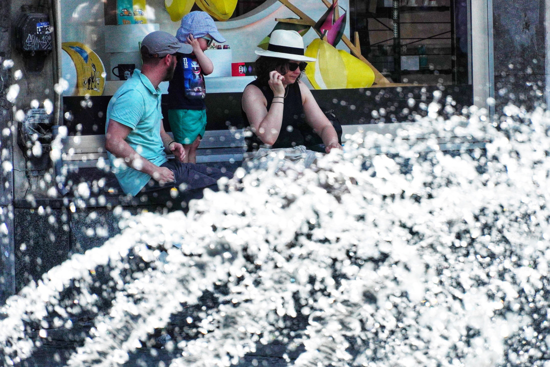 "Dozovite se pameti" : Lekari besni jer skupljaju ljude po vrućini na ulicama, i to zbog jednog razloga!