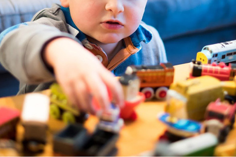 Imala je mnogo sreće: Devojka je mislila da je pronašla školjku, nije mogla ni da zamisli o koliko otrovnom biću se radi (VIDEO)