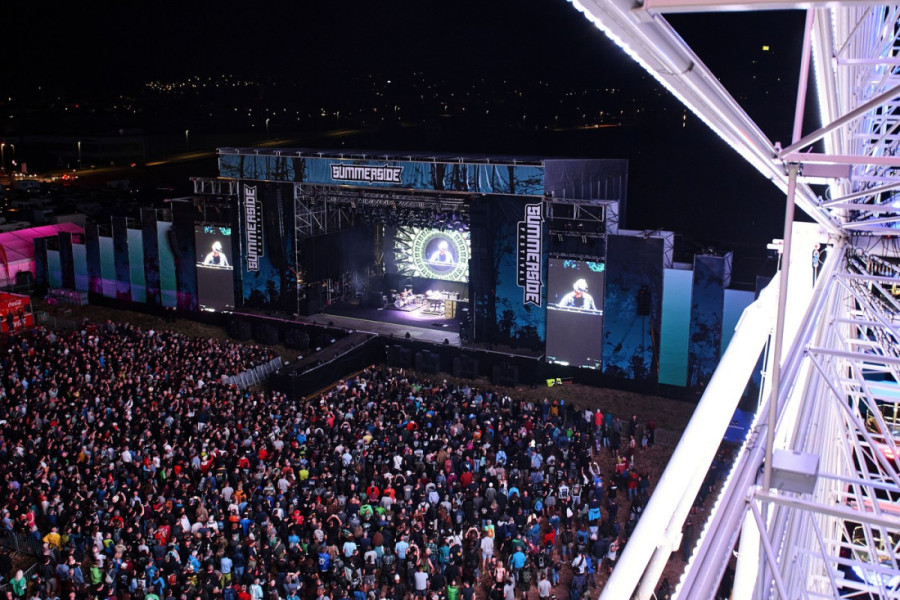 Ovaj svetski rok hit apsolutno svako zna, a inspirisan je stvarnim događajem! Bend je tada jedva izvukao živu glavu!