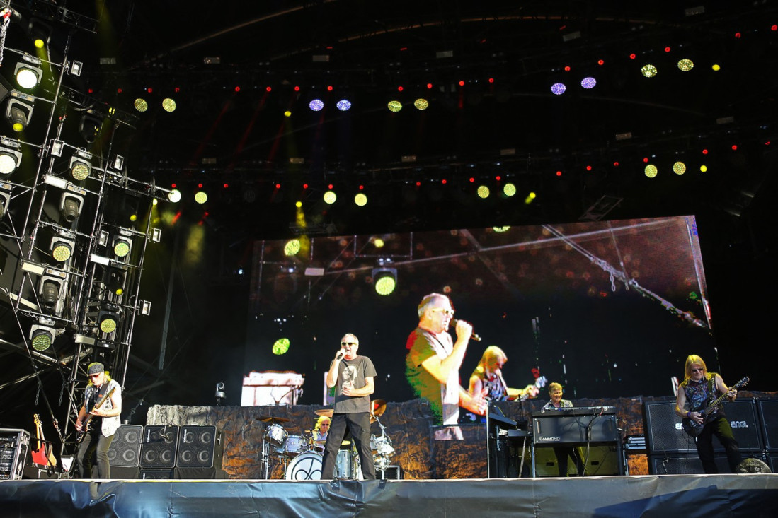 Ovaj svetski rok hit apsolutno svako zna, a inspirisan je stvarnim događajem! Bend je tada jedva izvukao živu glavu!