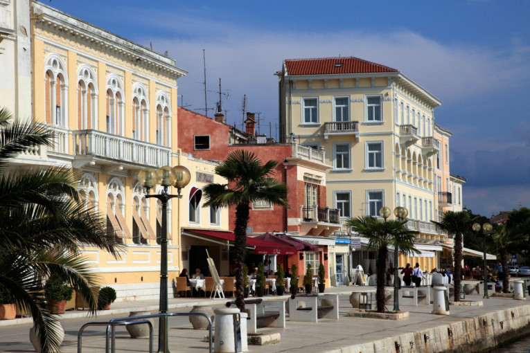 Ovde nema ni ležaljki, samo tirkizno more i kaskadne stene: Rt Veslo jedna je od najlepših plaža u Crnoj Gori - evo gde se nalazi (FOTO)