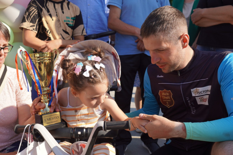 Komandir zatvora Milan Mićunović završio humanitarnu trku za malu Merjem Nikšić, ali pomoć je i dalje potrebna