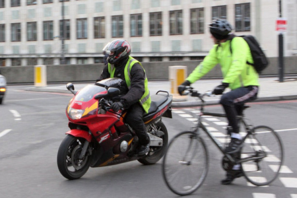 Ostanite bezbedni kada je magla: Devet saveta za vožnju motora u lošim vremenskim uslovima