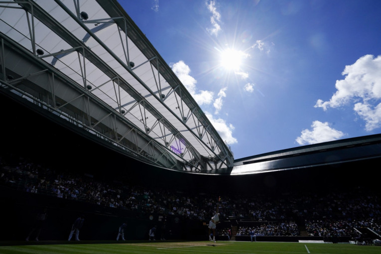 Noletovi potencijalni rivali u polufinalu morali da prekinu meč! Drama na tribinama Vimbldona!