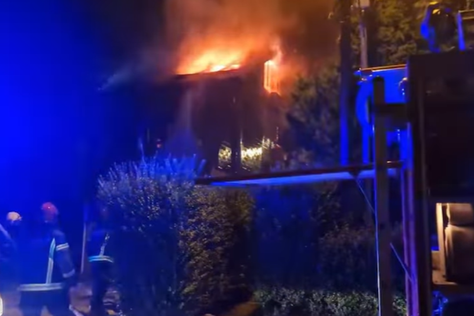 Gori kuća u Višnjičkoj banji! Požar gasi 19 vatrogasaca sa šest vozila! (VIDEO)