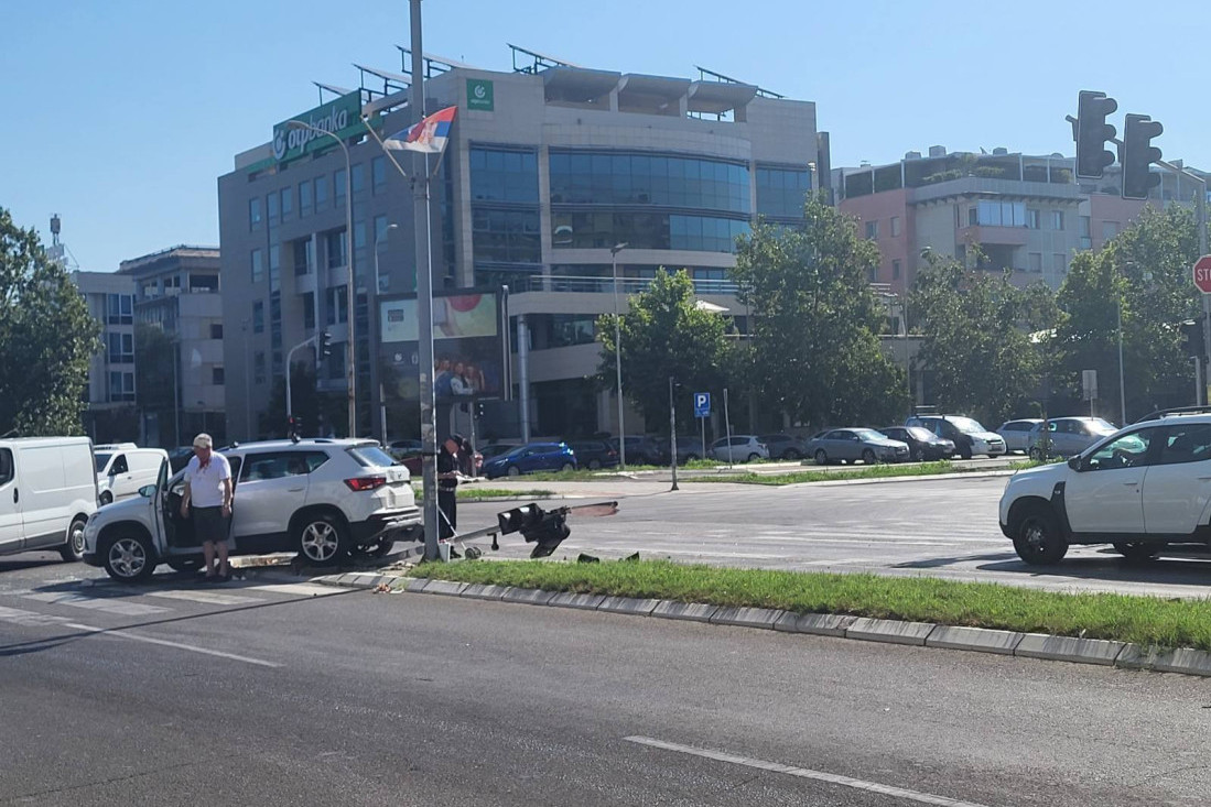 Jeziv prizor nakon udesa na Novom Beogradu: Staklo, otkinut semafor i krv (FOTO/VIDEO)