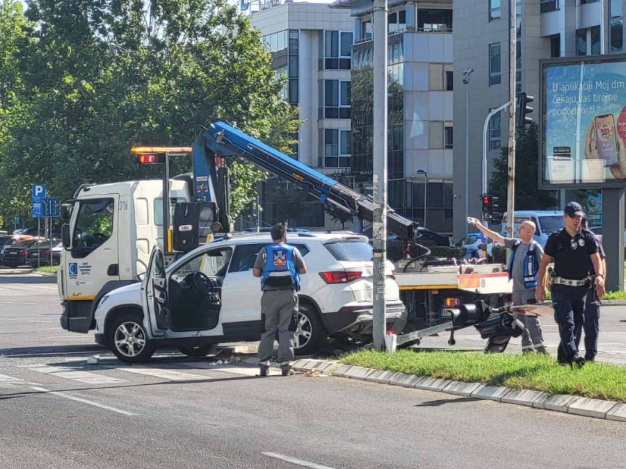 Jeziv prizor nakon udesa na Novom Beogradu: Staklo, otkinut semafor i krv (FOTO/VIDEO)