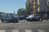Težak udes na Novom Beogradu! Sudarili se kombi i automobil, odvaljen semafor