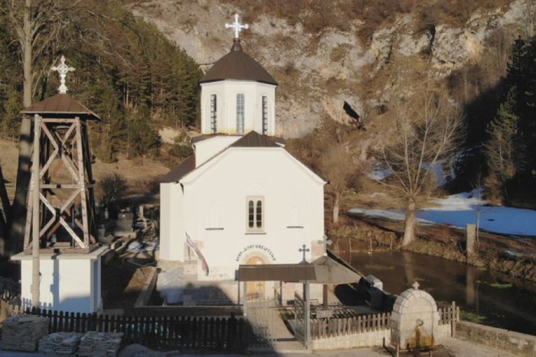 Ušao i odneo novac sa ikone i od sveća: Sramotni događaj u selu Štitkovo, sve zabeležile kamere (FOTO)