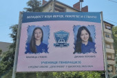 Divan prizor iznenadio Dragačevce: Po prvi put fotografije đaka generacije postavljene na bilbord, Dijana i Milica krase centar Guče (FOTO)