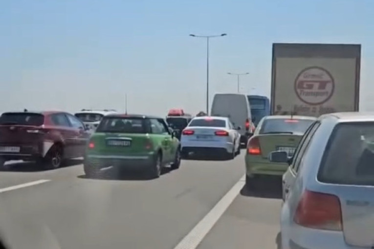 Haos na auto-putu: Zapalio se kamion - stvaraju se kilometarske kolone! (VIDEO)
