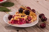 Recept dana: Krostata s višnjama, mrvičasta pita od prhkog testa, poslastica koja osvaja na prvi zalogaj