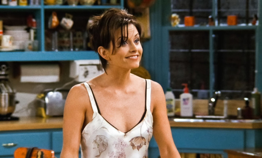 Monika iz "Prijatelja" pokazala svoj nesređeni orman: Šta je ovo, imam maske svog lika?! (FOTO)